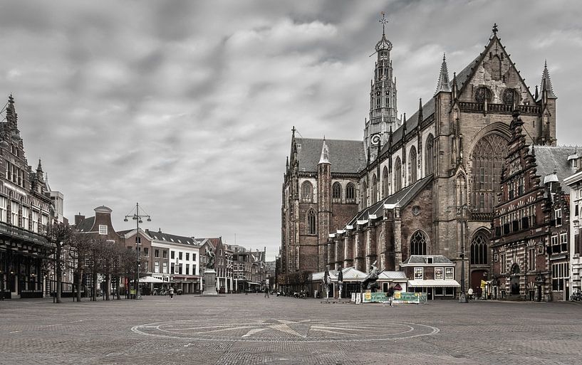Die St.-Bavo-Kirche in Haarlem vom Marktplatz aus gesehen von Jefra Creations