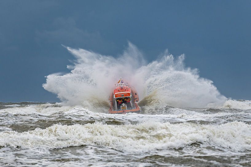 Le canot de sauvetage d'Egmond aan zee plonge dans la vague par Arthur Bruinen