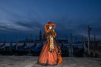 Modell während der blauen Stunde in Venedig während des Karnevals.
