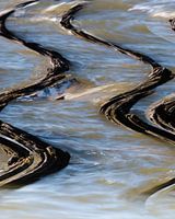 postes dans le mouvement des vagues