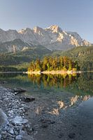 Majestueux reflet d'un lac alpin