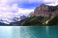 Bergsee in Kanada umringt von den  Rocky Mountains