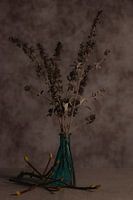 Blaue Vase mit Trockenblumen