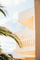 Die Palme entlang des gelben Hotels auf Kreta, Griechenland