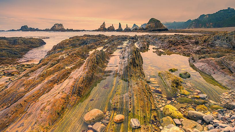 Sonnenaufgang am Playa Gueirua, Asturien, Spanien von Henk Meijer Photography