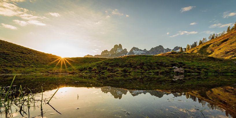 Spiegelung Sonnenuntergang in den Bergen von Coen Weesjes