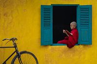 Lesen eines Buches im Fensterrahmen