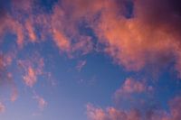 nuages orange sur ciel bleu