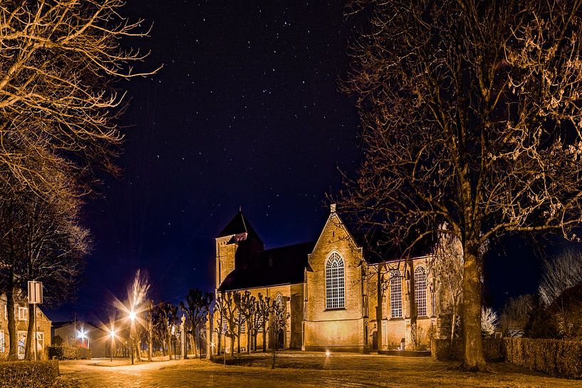 Raamsdonk im Dunkeln: Lambertuskirche von Thomas van der Willik