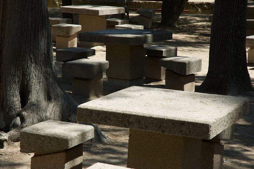 Tables en pierre par Anjo Schuite