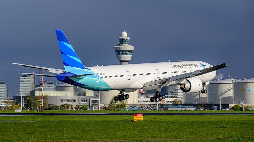 Landung der Boeing 777-300ER von Garuda Indonesia. von Jaap van den Berg