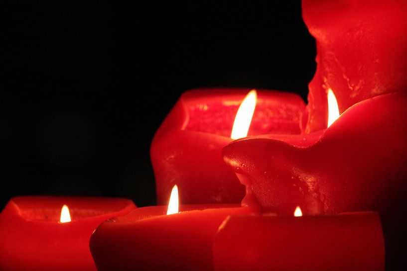 De rust van rode kaarsen by Klaase Fotografie
