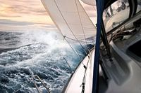 Segelboot im Abendlicht