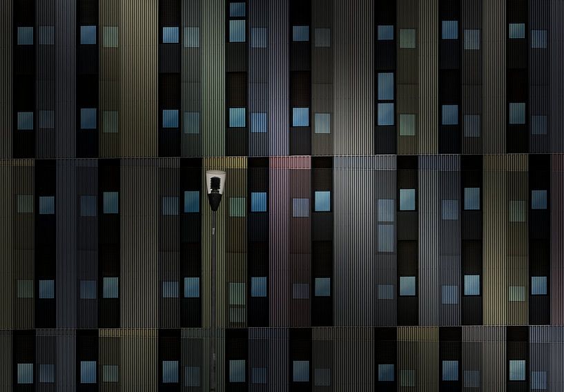 Architektonische Aufnahme einer Fassade mit Straßenbeleuchtung in Pamplona, Spanien von Wim Schuurmans