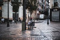 Mann auf einem Platz in der Stadt Zaragoza