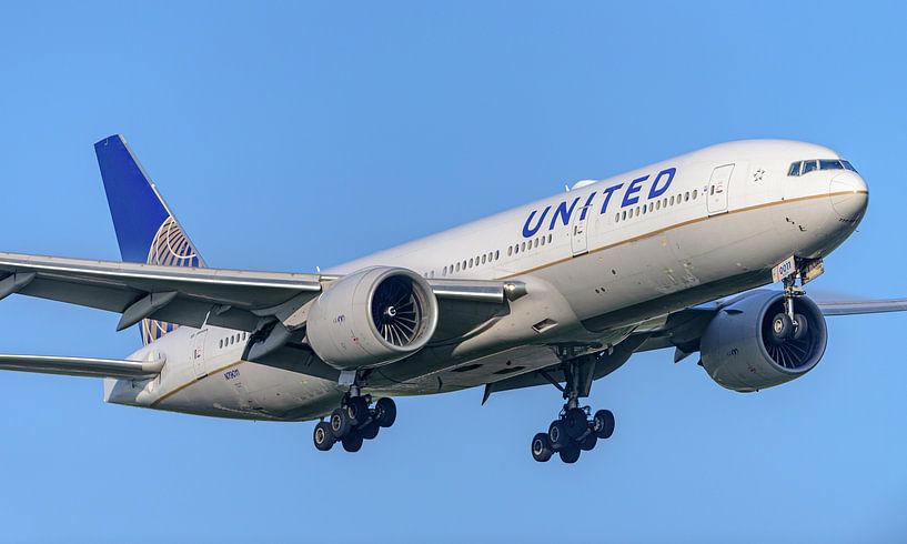 Landing United Airlines Boeing 777-200. by Jaap van den Berg