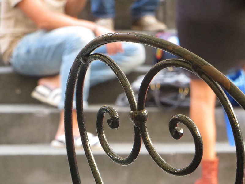 vanaf terras gezien: relaxen in de namiddag op de kerktrappen  von Clementine aan de Stegge