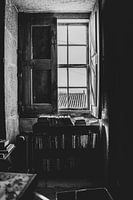 Fenêtre avec volets dans un vieux bâtiment au Portugal