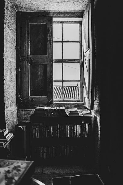 Fenêtre avec volets dans un vieux bâtiment au Portugal par Esther Gerritsen