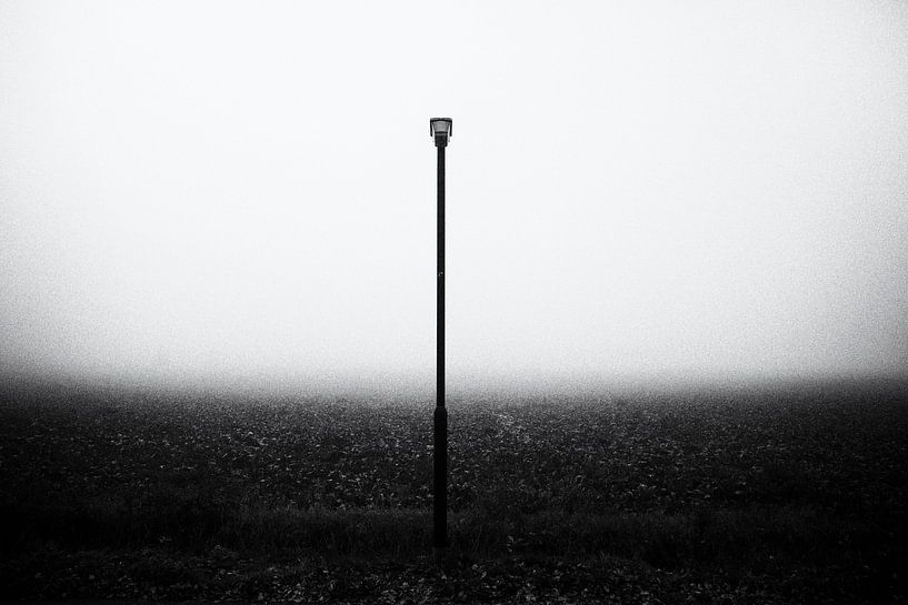 Religion, lampadaire et paysage dans la brume par Ger Beekes