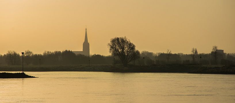 Silhouette von Doesburg über der IJssel bei Sonnenaufgang von Patrick Verhoef