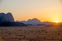 Zonsondergang in de Wadi Rum Woestijn in Jordanië