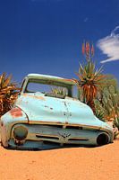 Vieille épave de voiture ancienne rouillée et abandonnée dans le sable