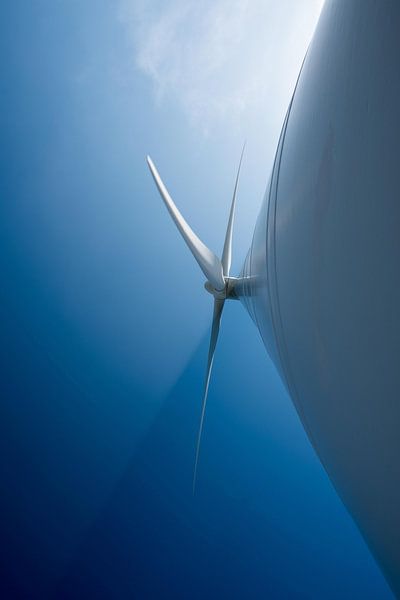 Die Flügel des Windrads schneiden das Sonnenlicht ab. von Idema Media