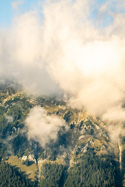 Berge in den Wolken - Sonnenbeschienene Berglandschaft von Femke Ketelaar