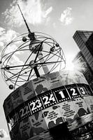 Weltzeituhr und Fernsehturm Berlin im Sommer