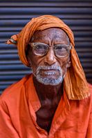 Alter Guru mit Brille in Alt-Delhi