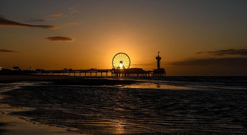 Coucher de soleil sur la plage de Scheveningen. par Jaap van den Berg