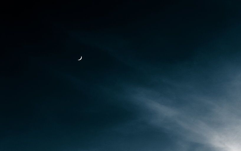 Mondsichel mit Wolken von Thomas Procek