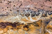 Wasserweg durch rissige Erdoberfläche