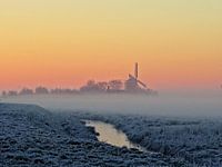Molen met mist en rijp bij zonsopkomst
