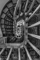 Escalier en colimaçon unique en noir et blanc