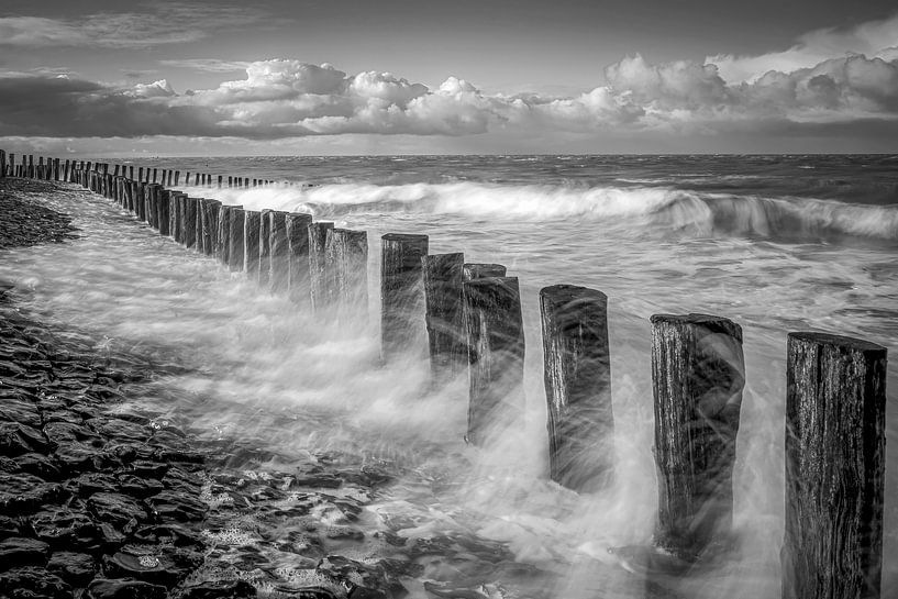 Breskens Strandpfosten ( schwarz und weiß 2 ) von Linda van der Veeken