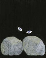 Schwarze Katze mit Augen auf schwarzem Hintergrund