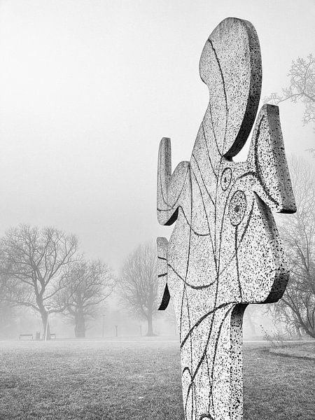Figure découpée ou L'oiseau sculpture de Pablo Picasso dans le Vondelpark, Amsterdam par Jurriaan Roelofs