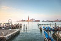 Venedig, Kirche San Giorgio Maggiore und Gondeln bei Sonnenaufgang. Ita