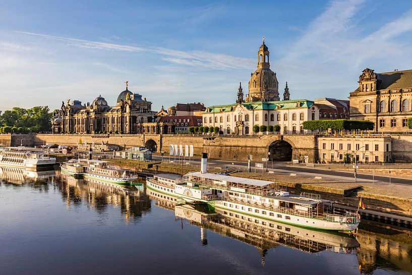 De skyline van Dresden met de Frauenkirche in de ochtend van Werner Dieterich