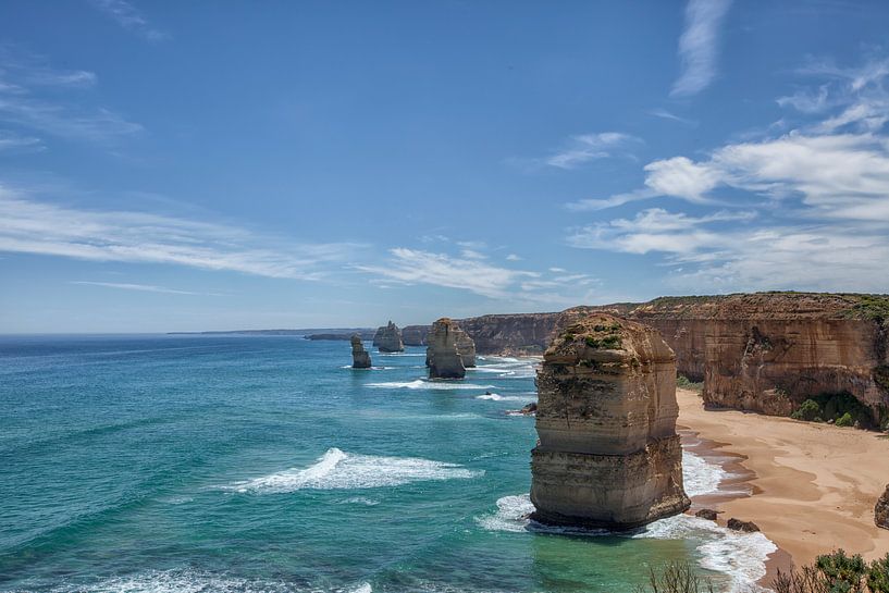De twelve apostles met blauwe hemel op de great ocean road in Victoria Australië by Tjeerd Kruse