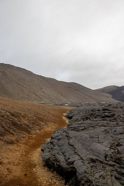 Au bord de la lave solidifiée du volcan Fagradallsfjall, Islande | Photographie de voyage par Kelsey van den Bosch