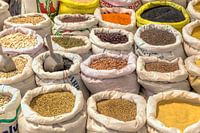 Handelsware mit Hülsenfrüchten, orientalischen Gewürzen in Israel, Nahost