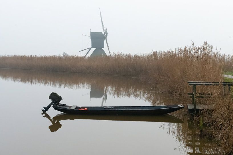 Bateau et moulin à vent Kinderdijk dans le brouillard par Merijn Loch