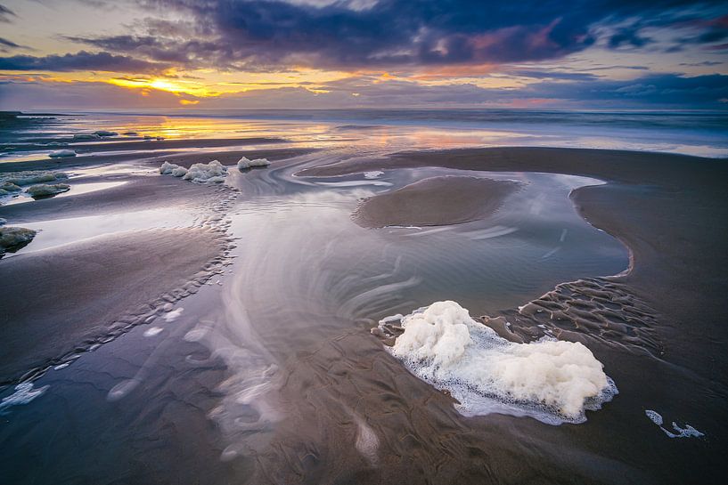 Mousse sur la plage au coucher du soleil par Fotografiecor .nl