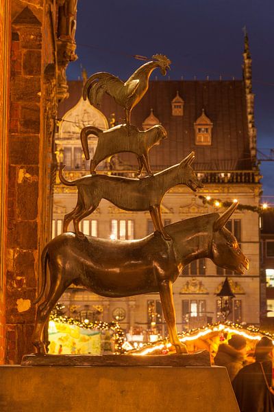 Bremen Town Musicians and Christmas Market at Abendd�mmerung, Bremen, Germany, Europe by Torsten Krüger