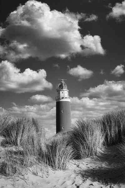 Phare entre les nuages en noir et blanc par Hilda Weges