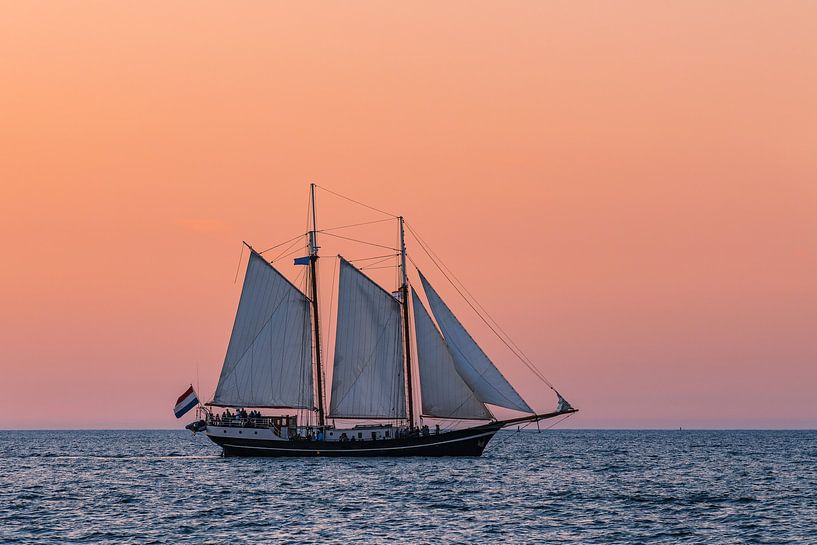 Segelschiff im Sonnenuntergang auf der Hanse Sail in Rostock von Rico Ködder