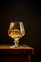 Glas mit Whisky und Eiscreme vor schwerem Hintergrund